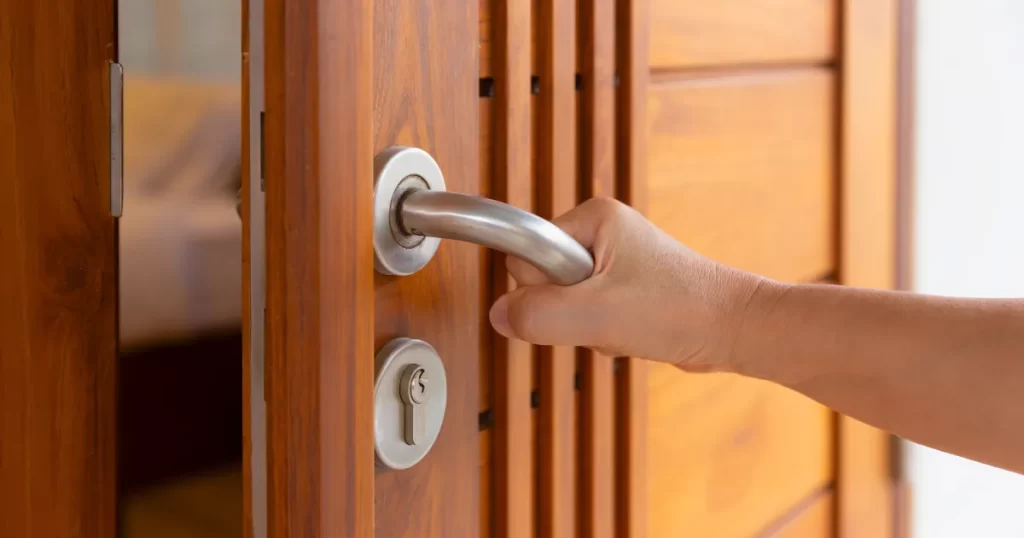 玄関の防犯対策で押さえるべきポイント5選