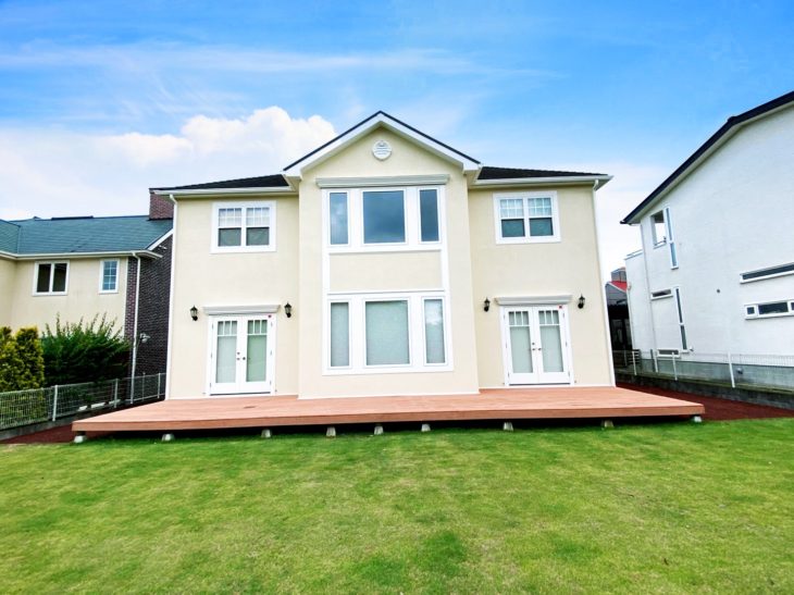   大網白里市　K様邸　外壁とウッドデッキの汚れが気になるため、きれいにしておきたいとHP を見て「こうちゃんペイント」に依頼しました。外壁にあわせ窓枠、玄関、ガレージの扉の塗装もお願いしました。