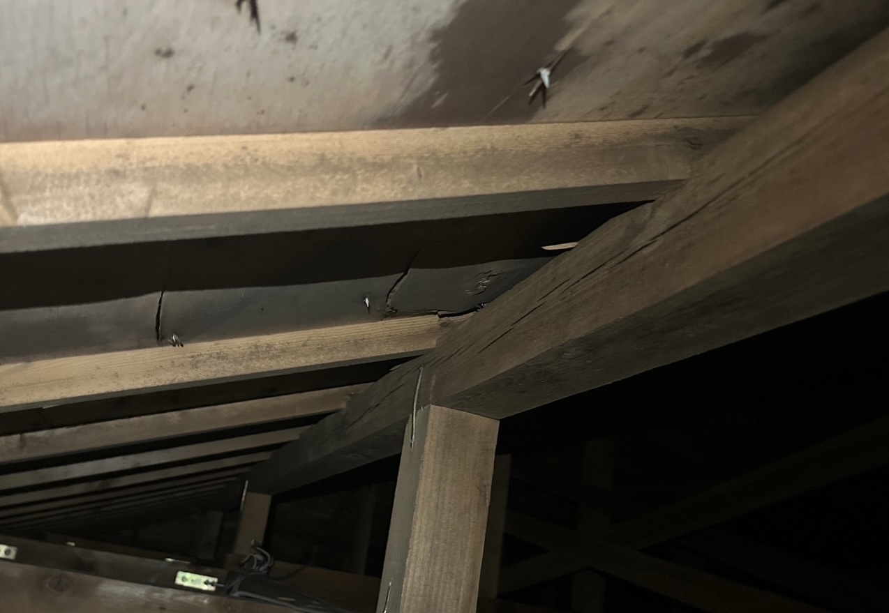 屋根カバー工事　雨漏り補修と粘着ルーフィング（防水シート）施工中！