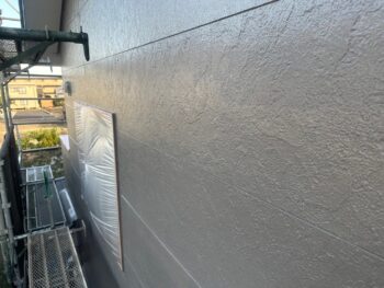 東金市　職人による１日の作業報告  ～外壁中塗り・破風板中塗り・雨樋中塗り～